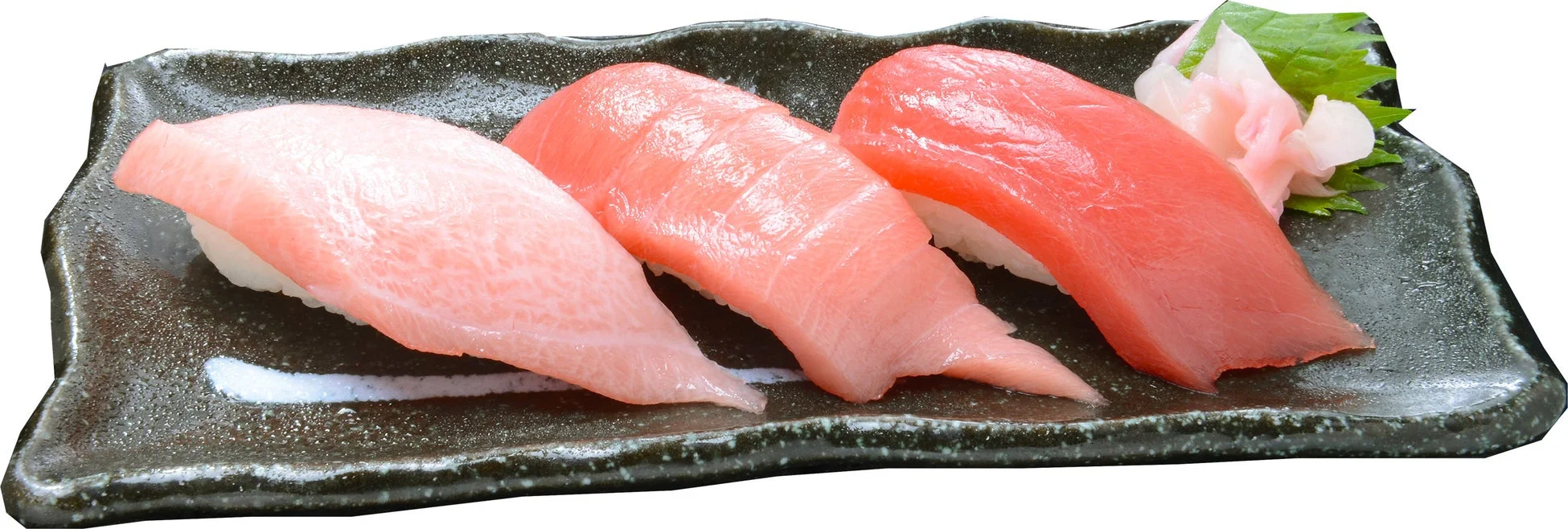 黒い皿に盛られたマグロの握り寿司3貫