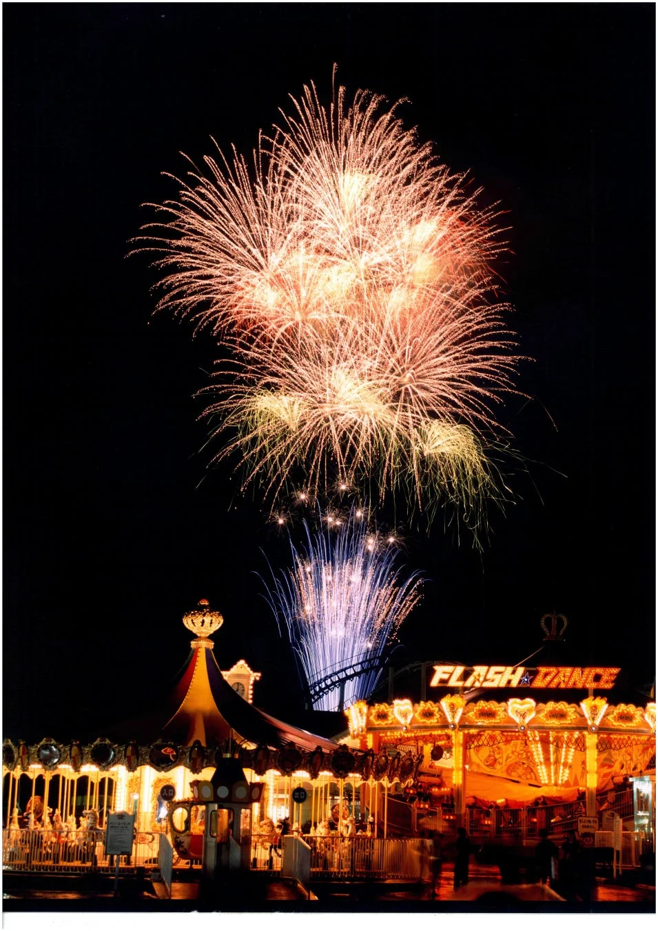 夜空を彩る花火と遊園地