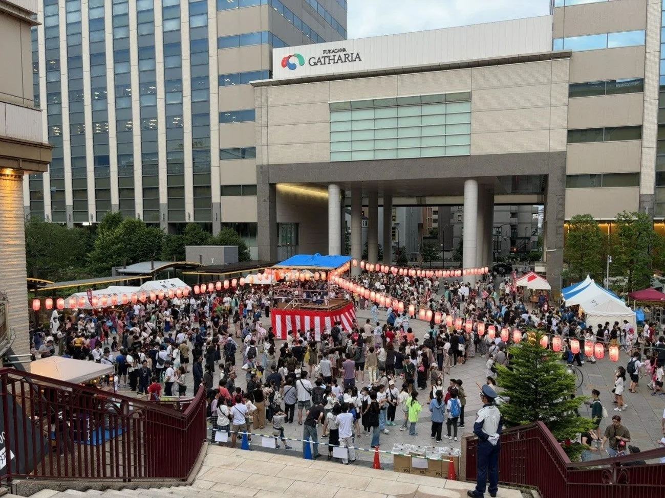 多くの人々で賑わう盆踊り大会の様子