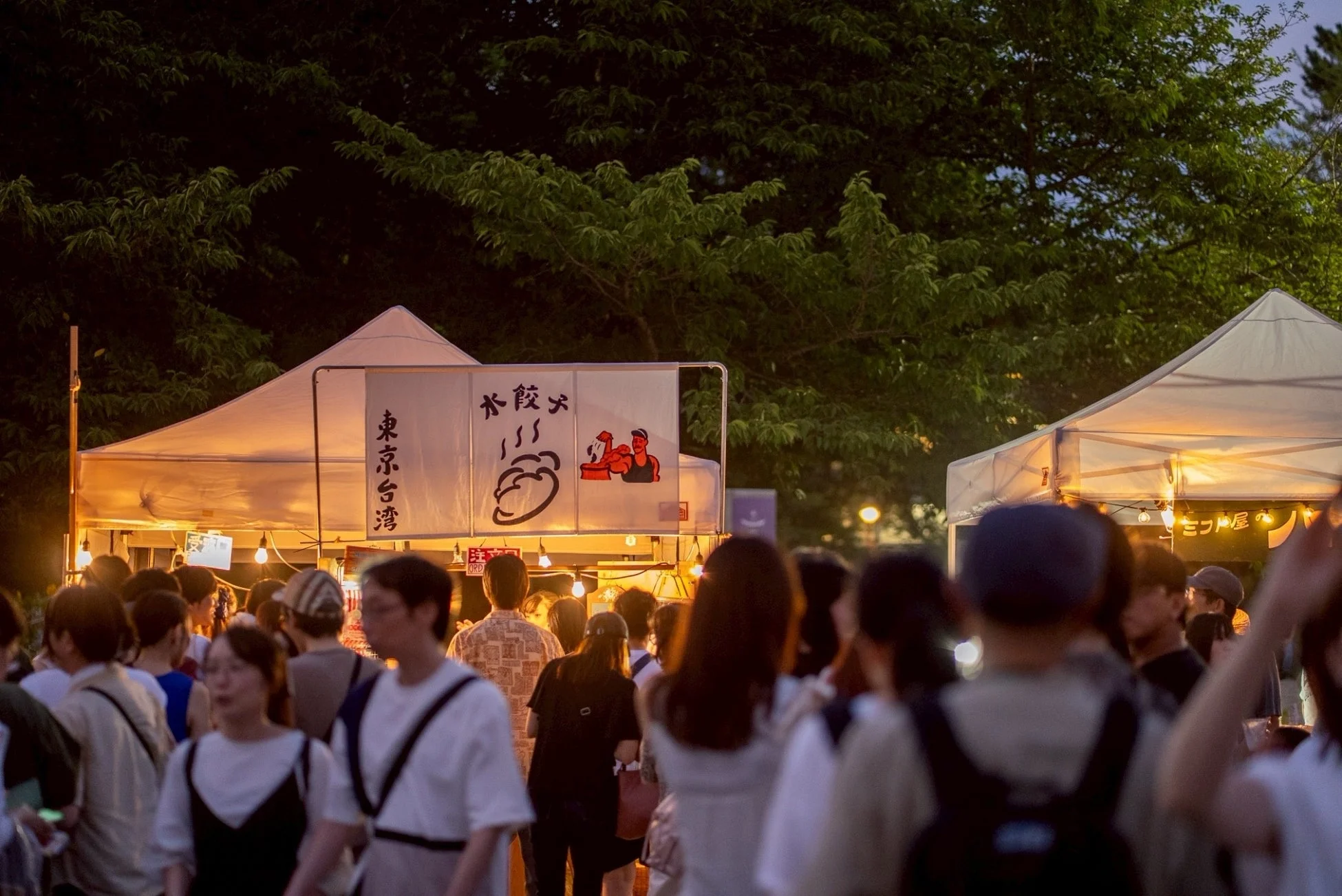 屋台が並ぶ夜市の様子