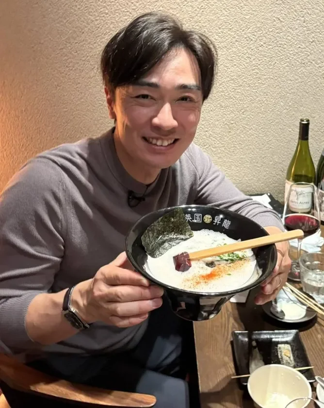 ラーメンを持つ男性
