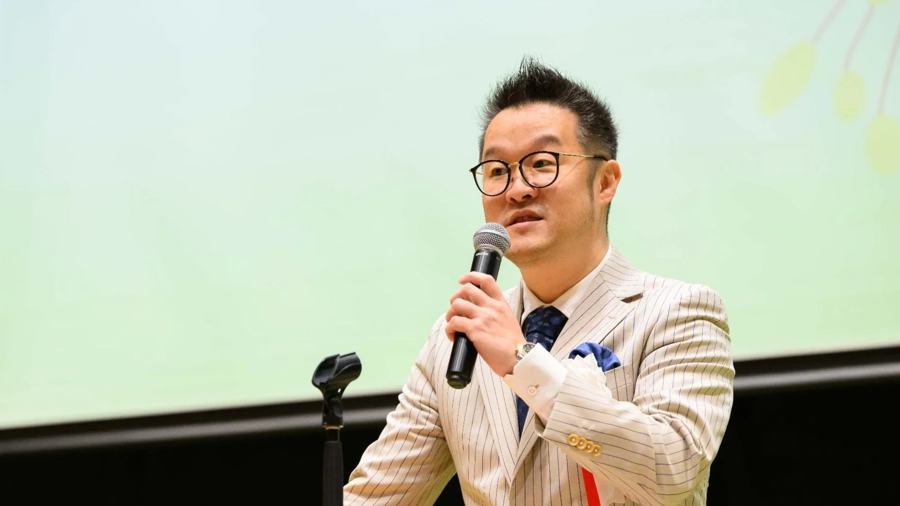 スピーチする男性