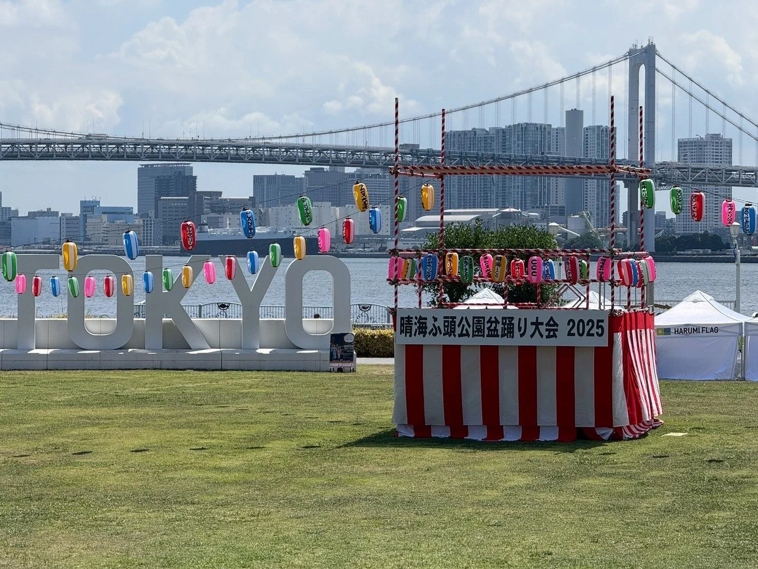 TOKYOモニュメントと提灯