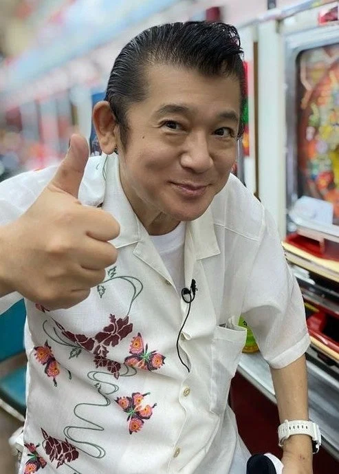 サムズアップする久保田篤さん