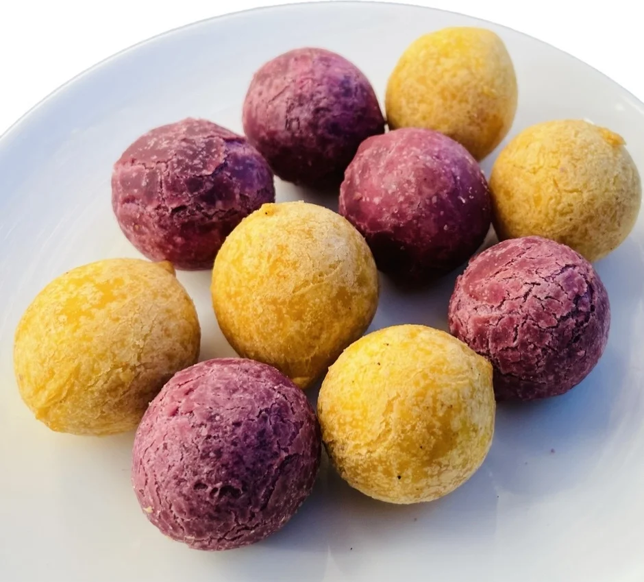 白い皿に盛られた、黄色と紫色の丸いお菓子
