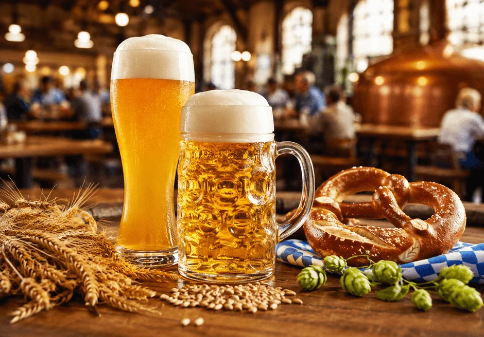 泡立つビールとプレッツェル