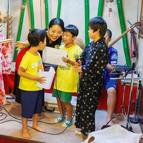 子供たちと交流する女性