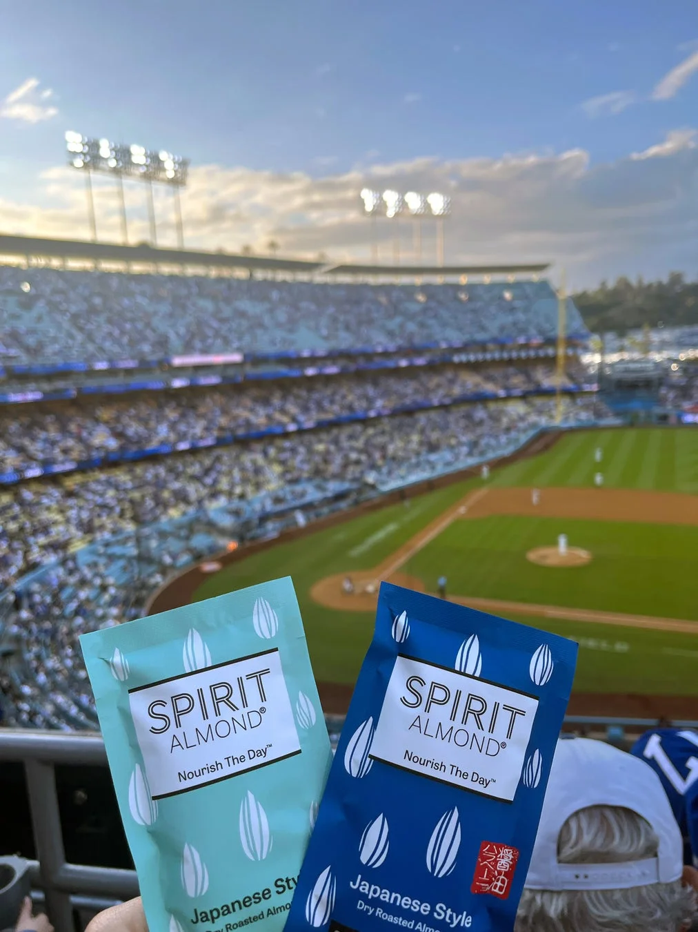 ドジャースタジアムでSPIRIT ALMONDを楽しむ様子