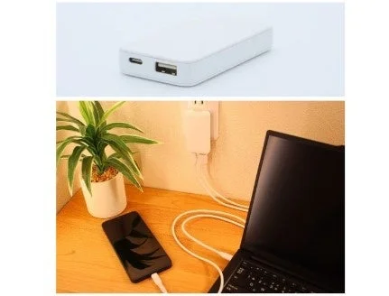 ノートパソコンとスマートフォン同時充電イメージ