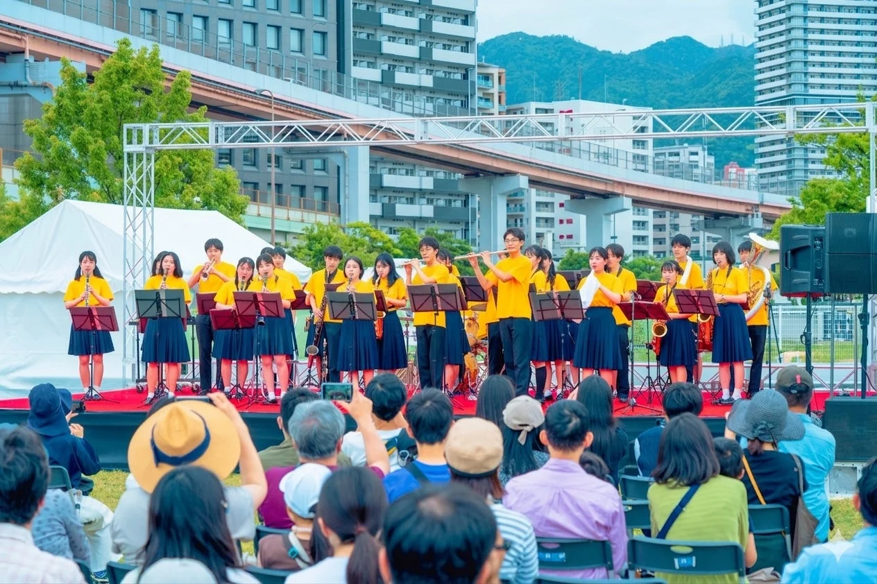 屋外ステージでの吹奏楽演奏