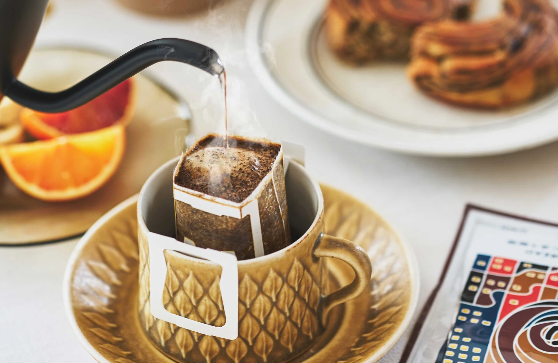 ドリップコーヒーを淹れる様子