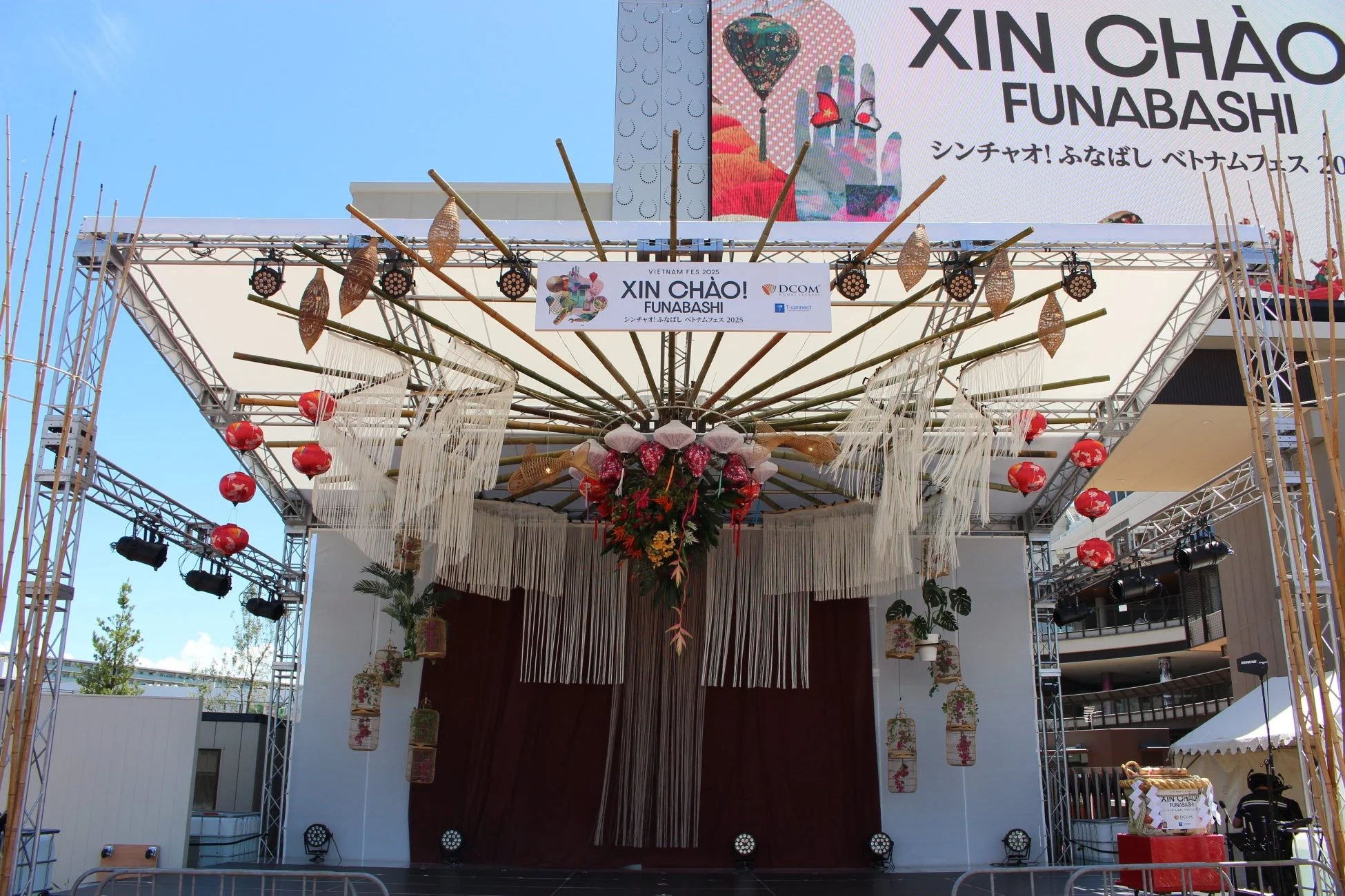 晴天の屋外に設営された、ベトナムフェス「XIN CHÀO! FUNABASHI」のステージ