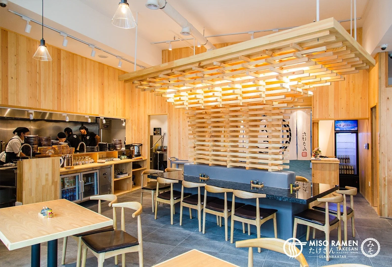 木材を基調としたモダンで清潔感のあるラーメン店の店内風景です。