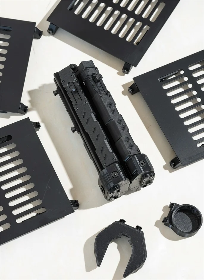 白い背景に黒い機械部品が散りばめられています。