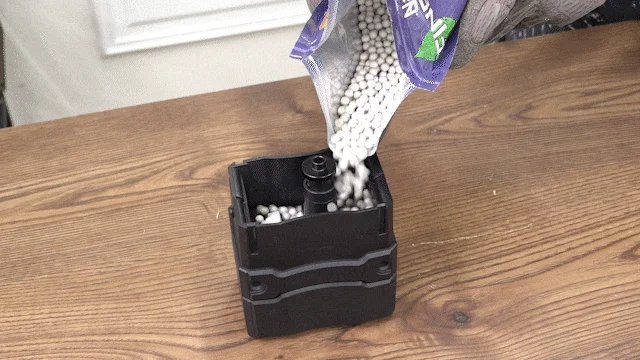 BB弾を注ぐ様子