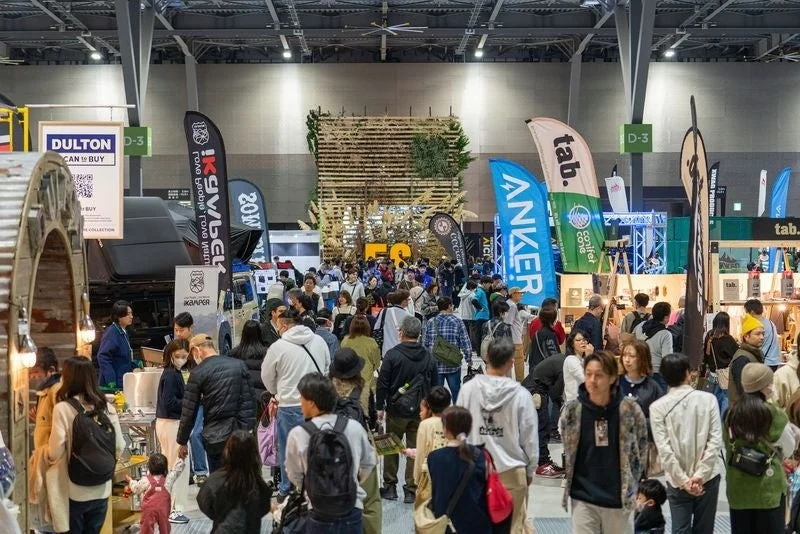 多くの来場者で賑わう屋内のイベント会場