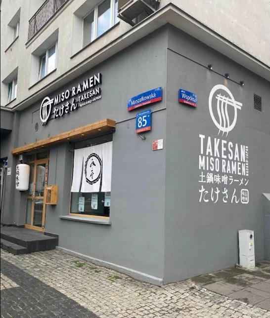 ワルシャワの街角にある「TAKESAN MISO RAMEN」の外観