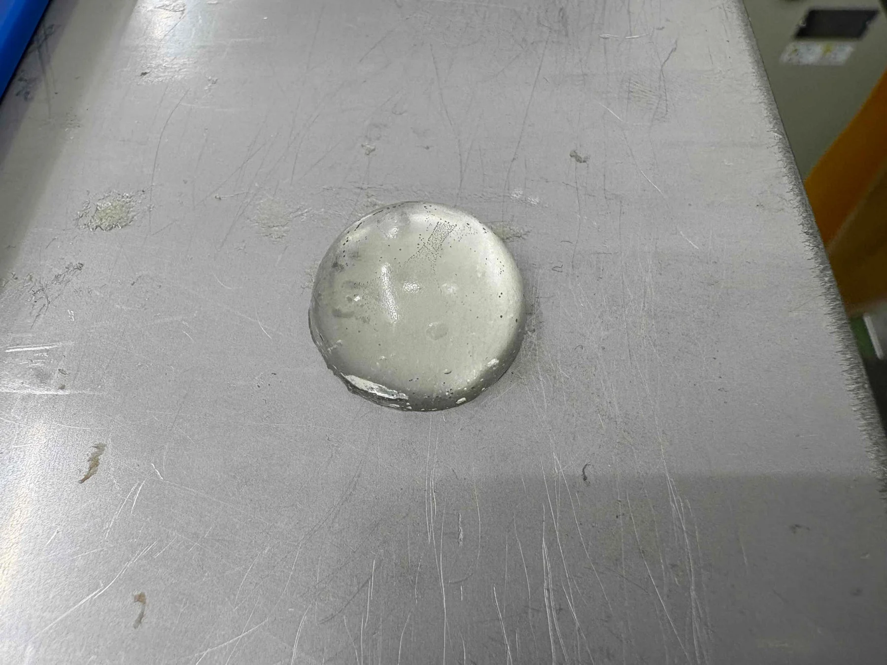 半透明のゼリー状物体