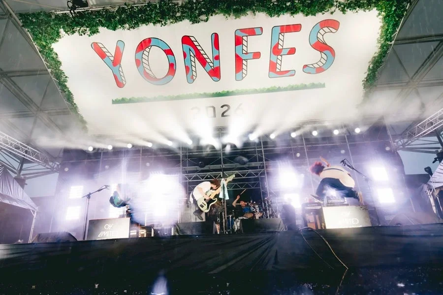 YONFES 2024のステージで、バンドがパワフルに演奏している様子
