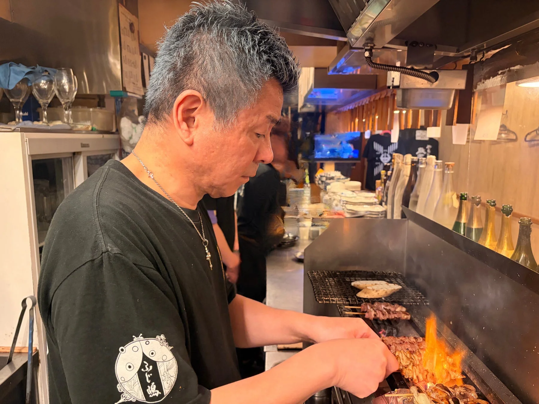 串焼きを調理する料理人