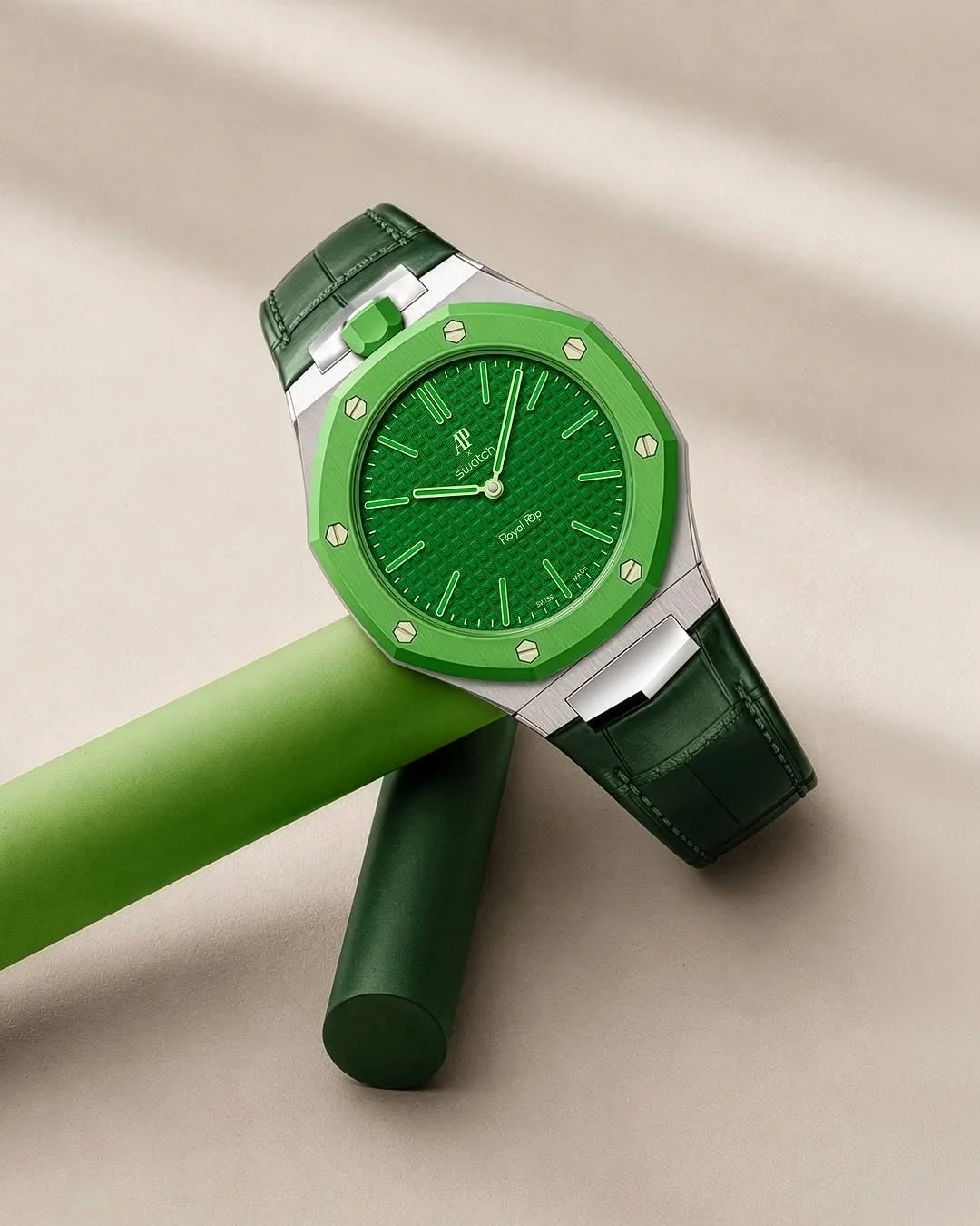 SwatchとAudemars PiguetのコラボレーションによるRoyal Oakデザインの腕時計