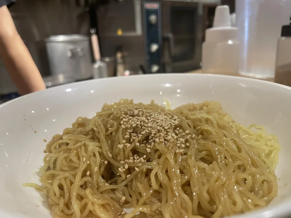 ごまがかかった麺料理