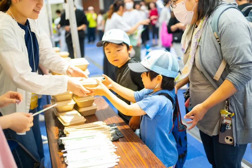 弁当無料配布の様子