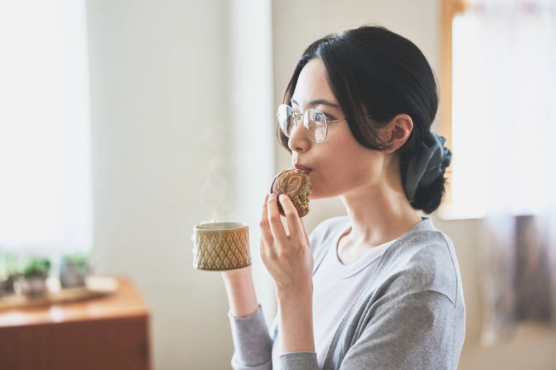 コーヒーを楽しむ女性