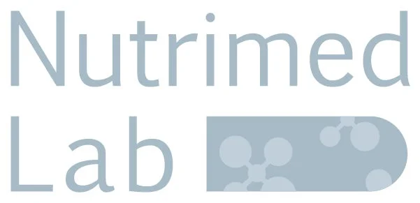 Nutrimed Labロゴと分子構造のようなカプセル