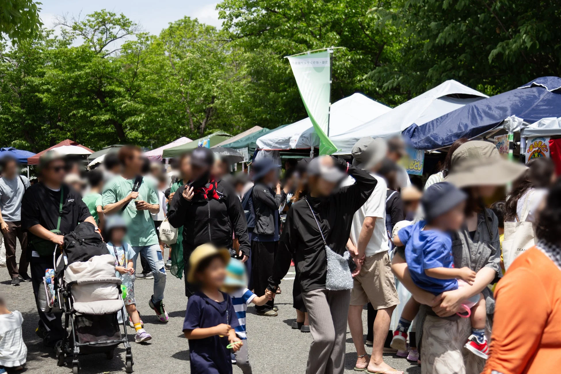屋外イベントの賑わい