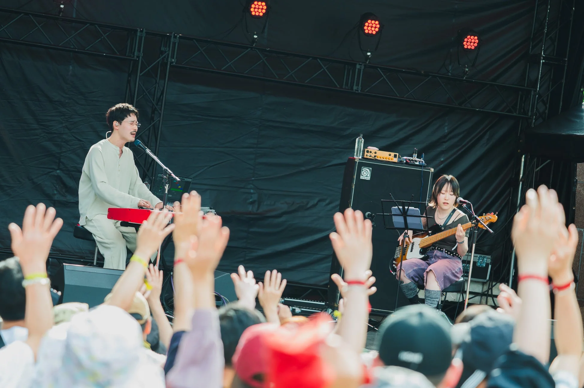 バンドのライブパフォーマンス