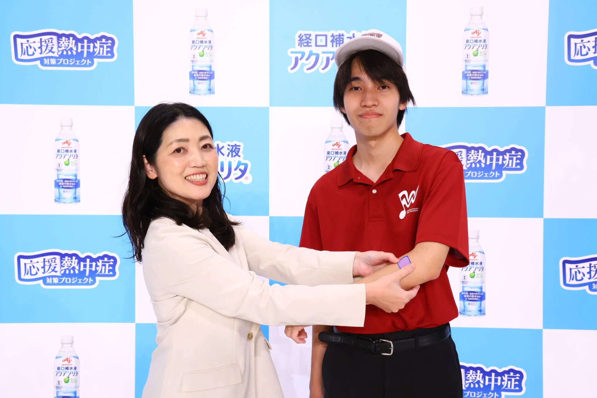 示温シールを腕に貼る様子