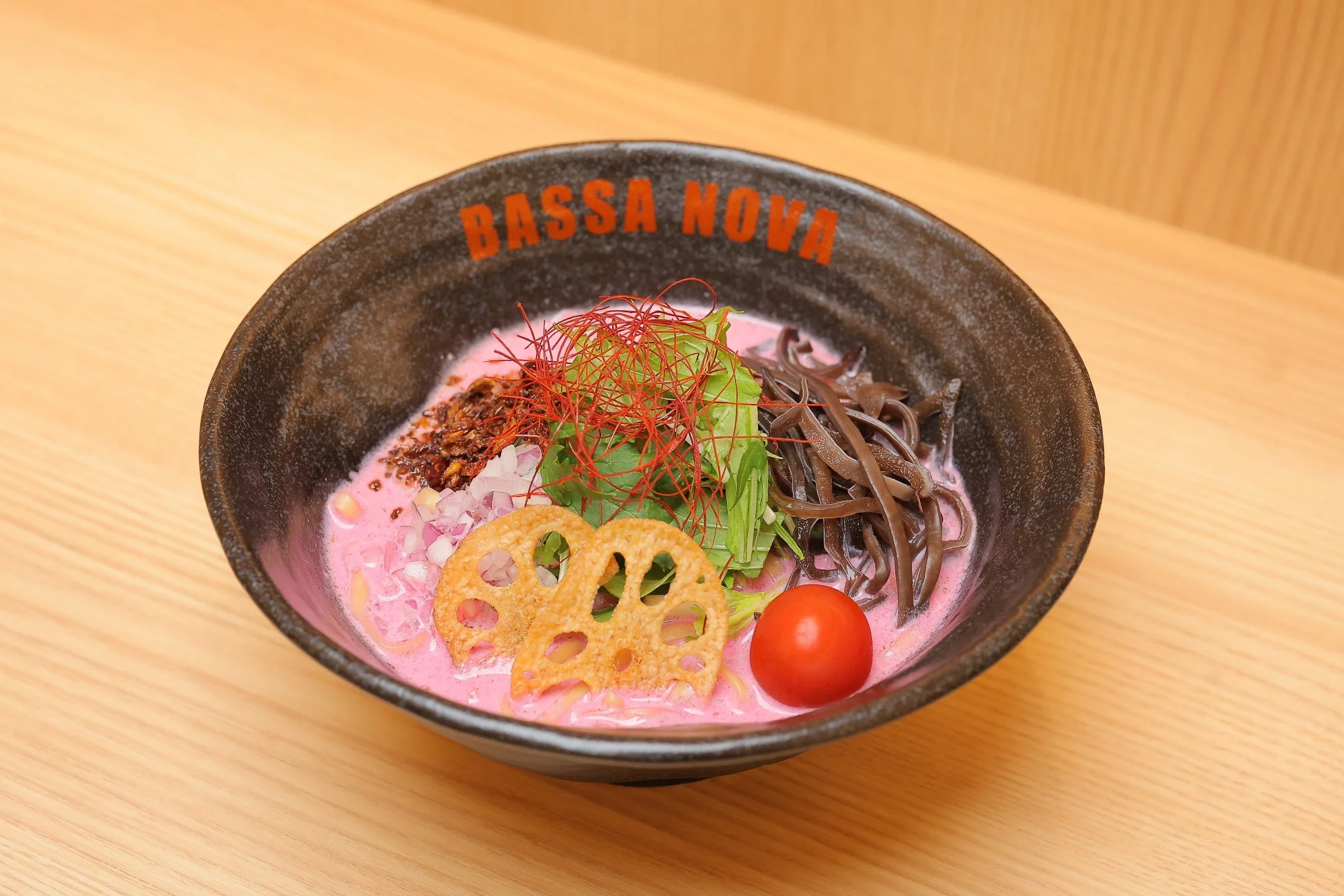 ヴィーガンピンクビーツラーメン