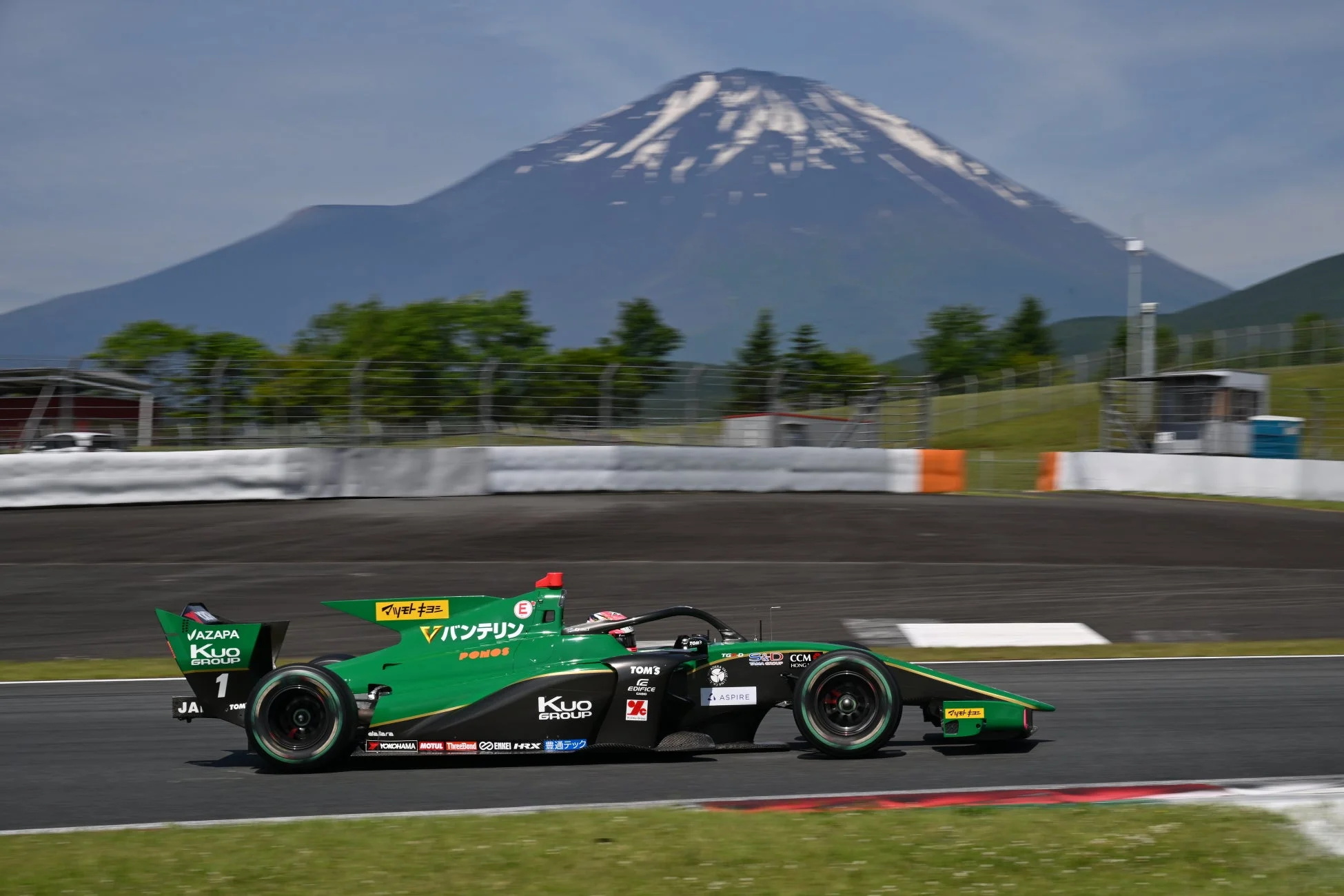 フォーミュラカーと富士山