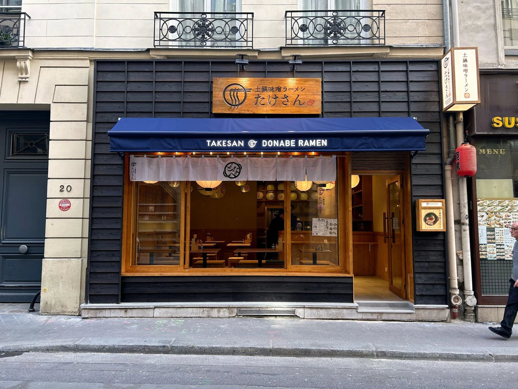 パリの街並みに溶け込む「たけさん」という土鍋味噌ラーメン専門店の外観。