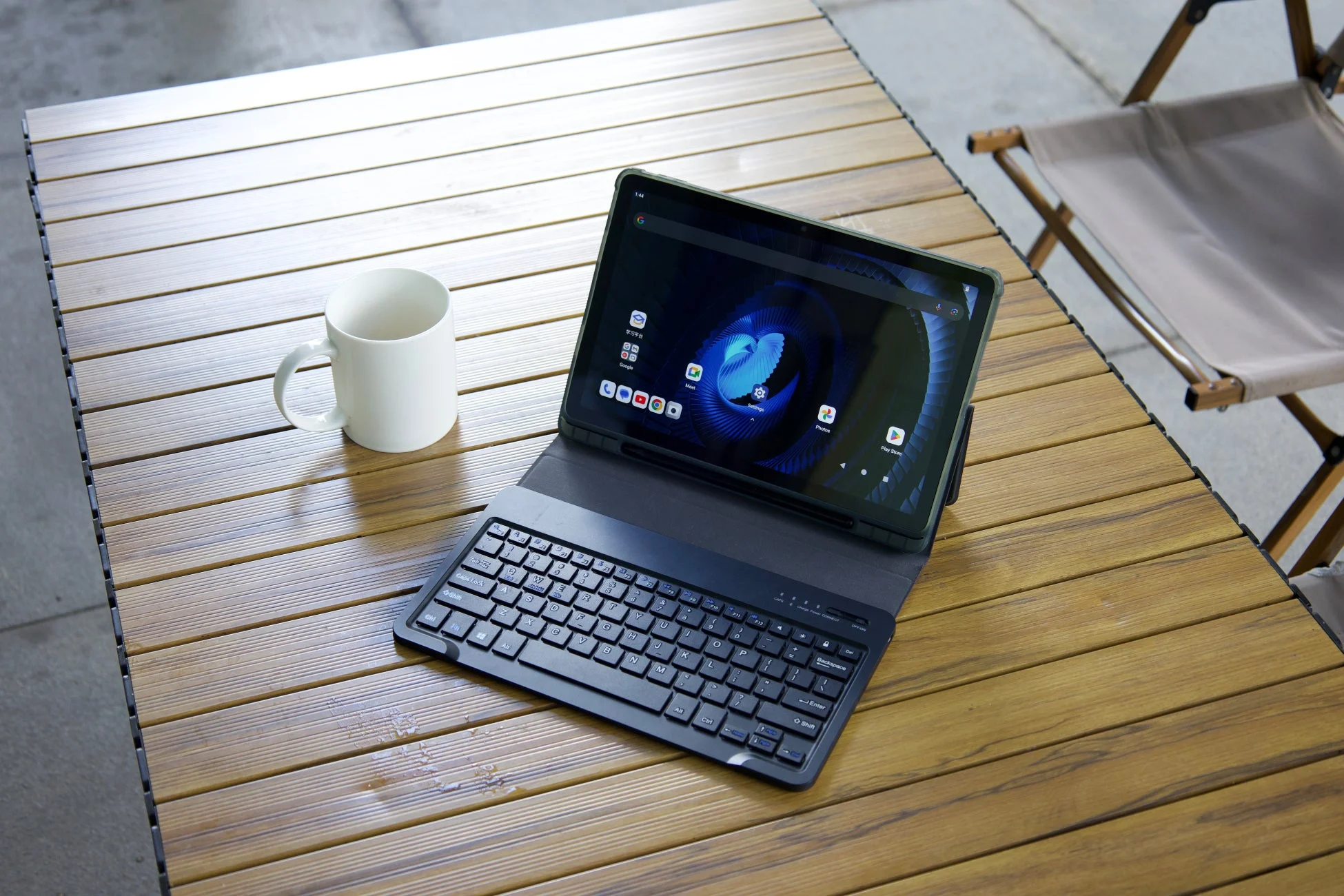 アウトドアでタブレットを使用する様子
