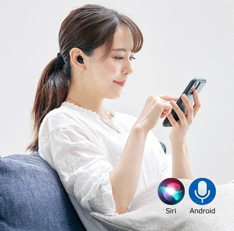 女性がワイヤレスイヤホンを装着し、スマートフォンを操作している様子