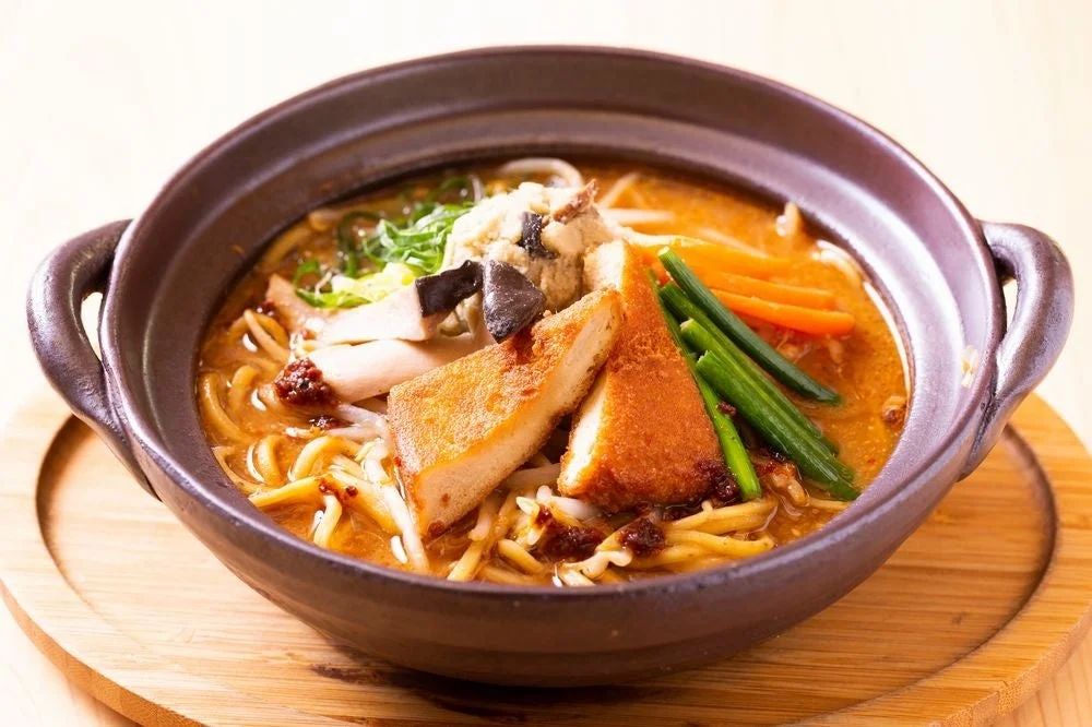 伝統的な土鍋に入った、具だくさんの麺料理です。