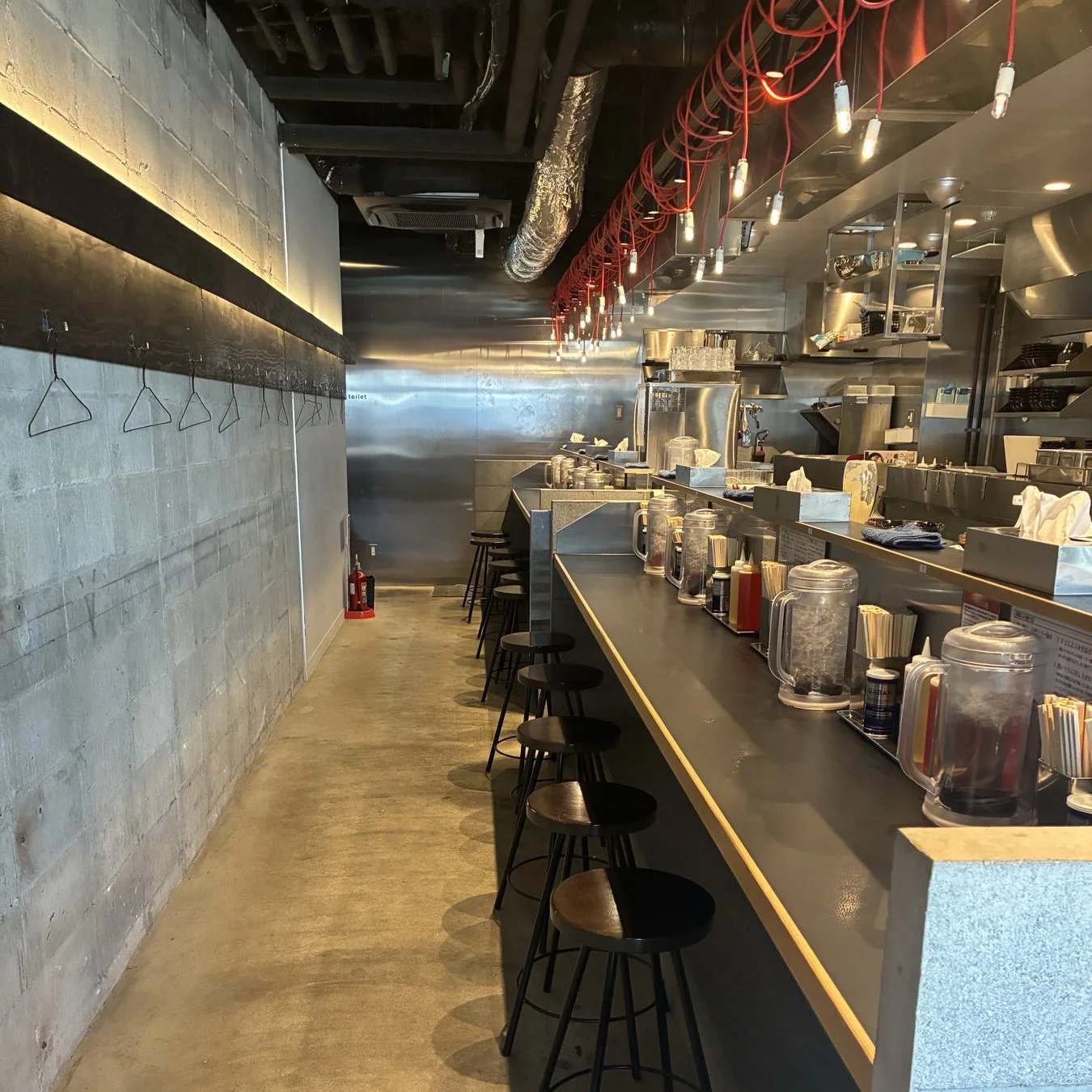 東京油組総本店 福井組の店内カウンター席