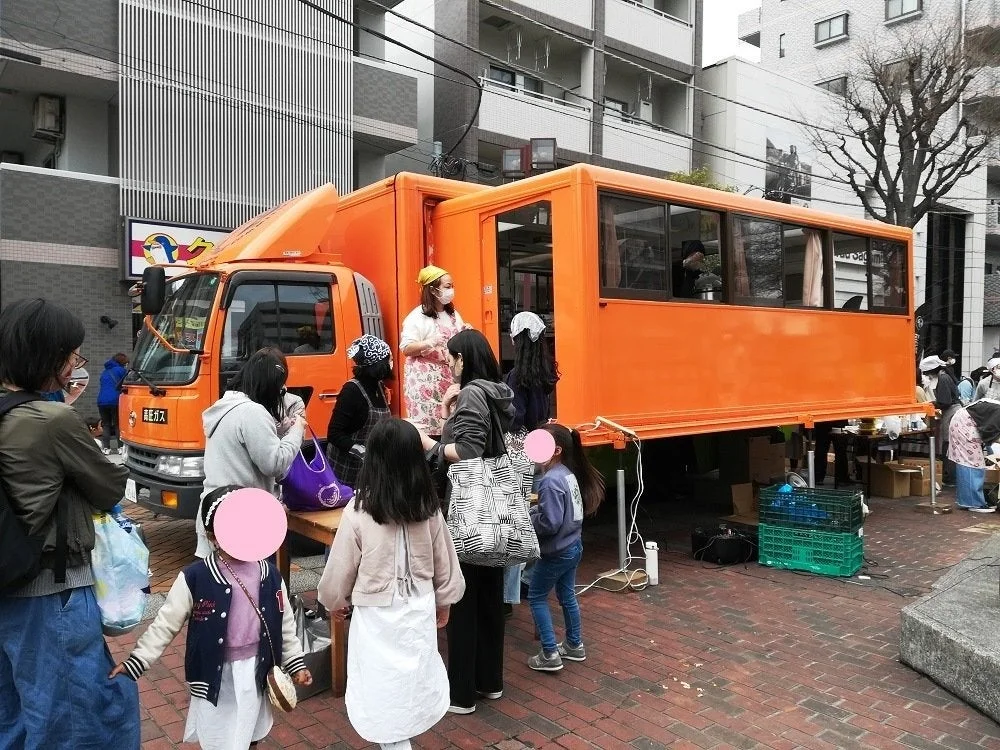 移動販売車、人々、子供