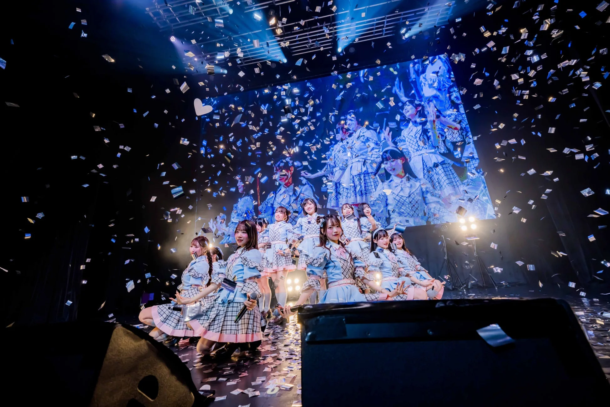 紙吹雪が舞うステージ