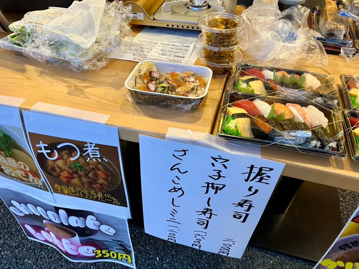 食べ物が並ぶ屋台