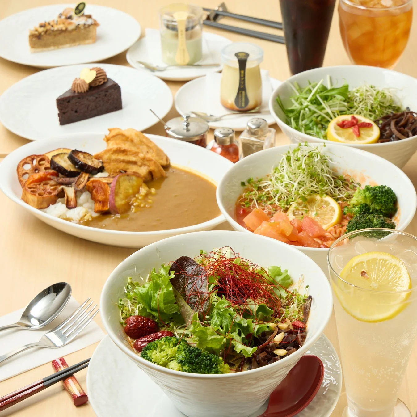ランチ、ディナー、食事、カフェ、レストラン、カレーライス、サラダ、ケーキ、プリン、デザート、ドリンク、ヘルシー、セットメニュー、彩り、野菜