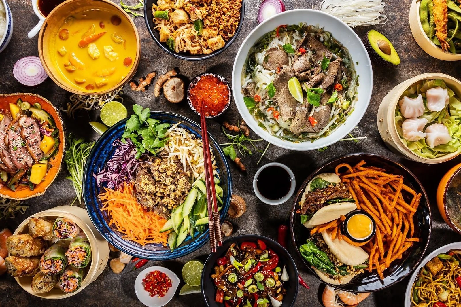 様々な種類のアジア料理が食卓に美しく並べられた俯瞰写真