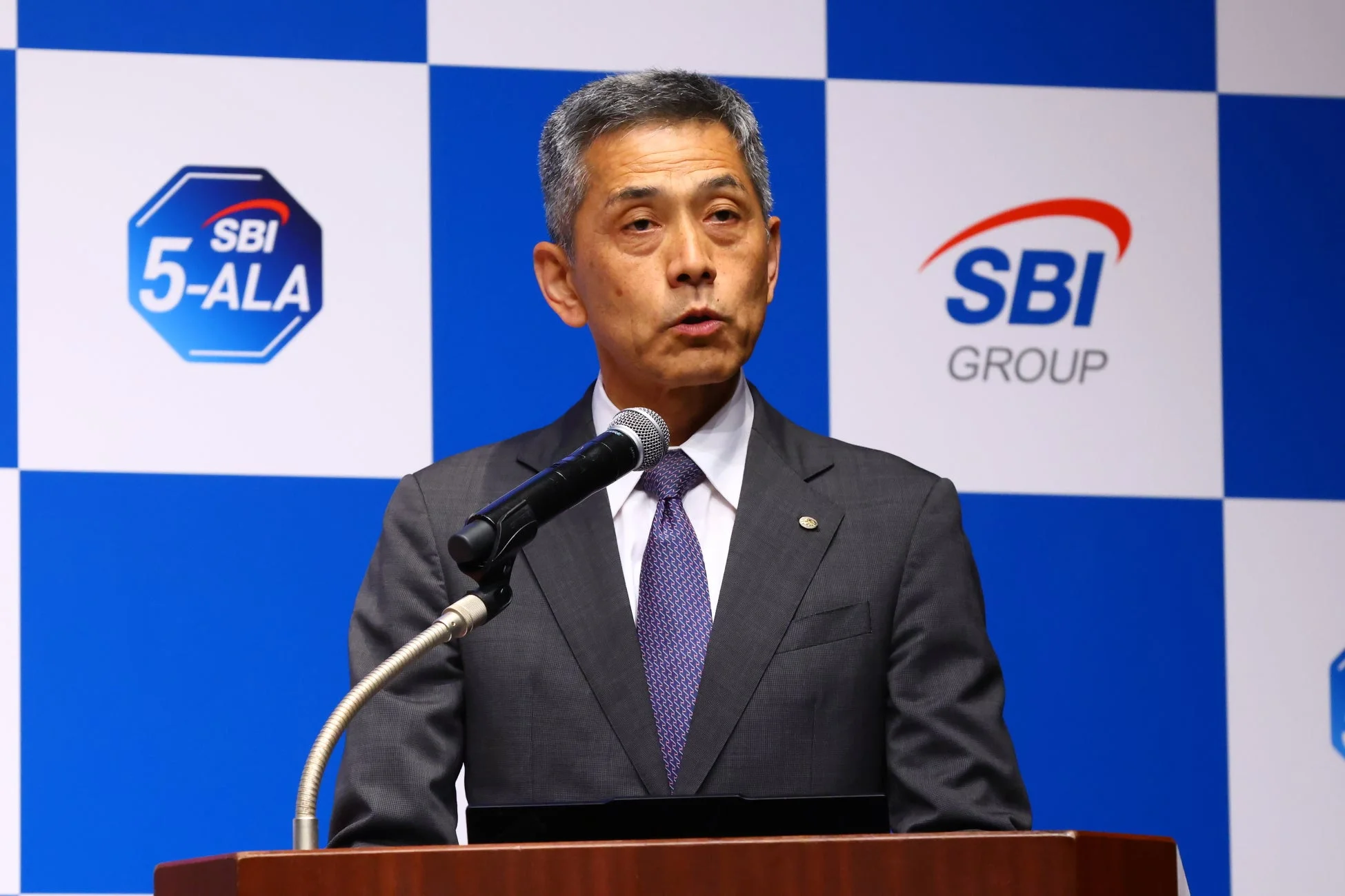 吉村透留氏がプレゼンテーションを行う様子