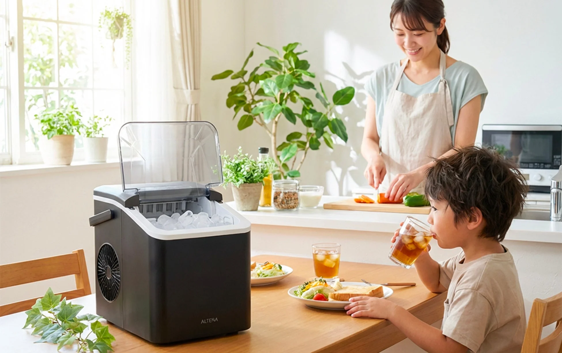 製氷機と家族、明るい部屋