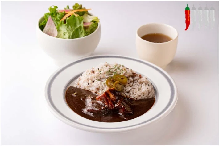 青唐辛子と豚角煮の黒カレー