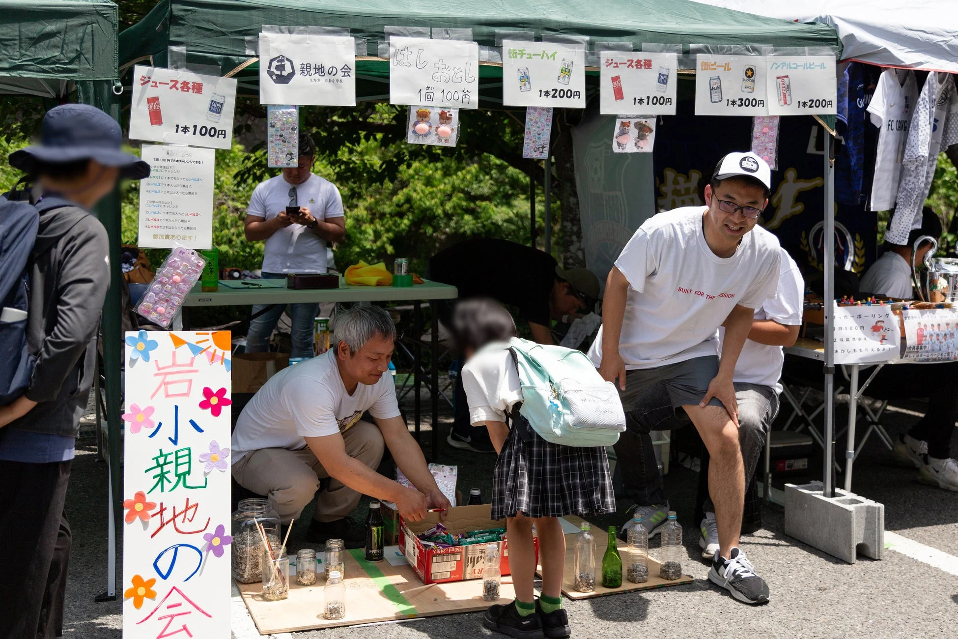屋台でゲームを楽しむ人々