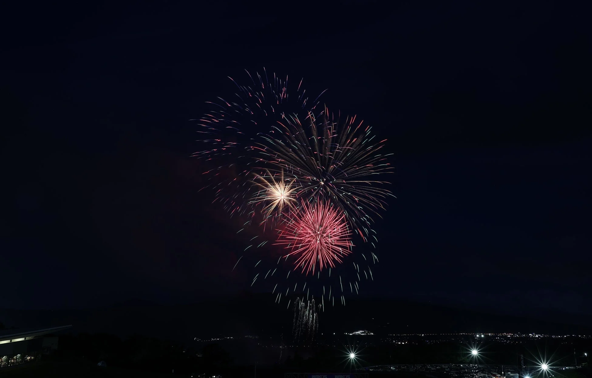 夜空に打ち上がる花火