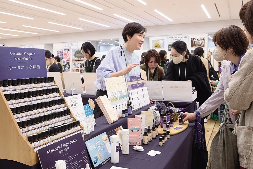 オーガニック製品の展示会または販売イベントの様子